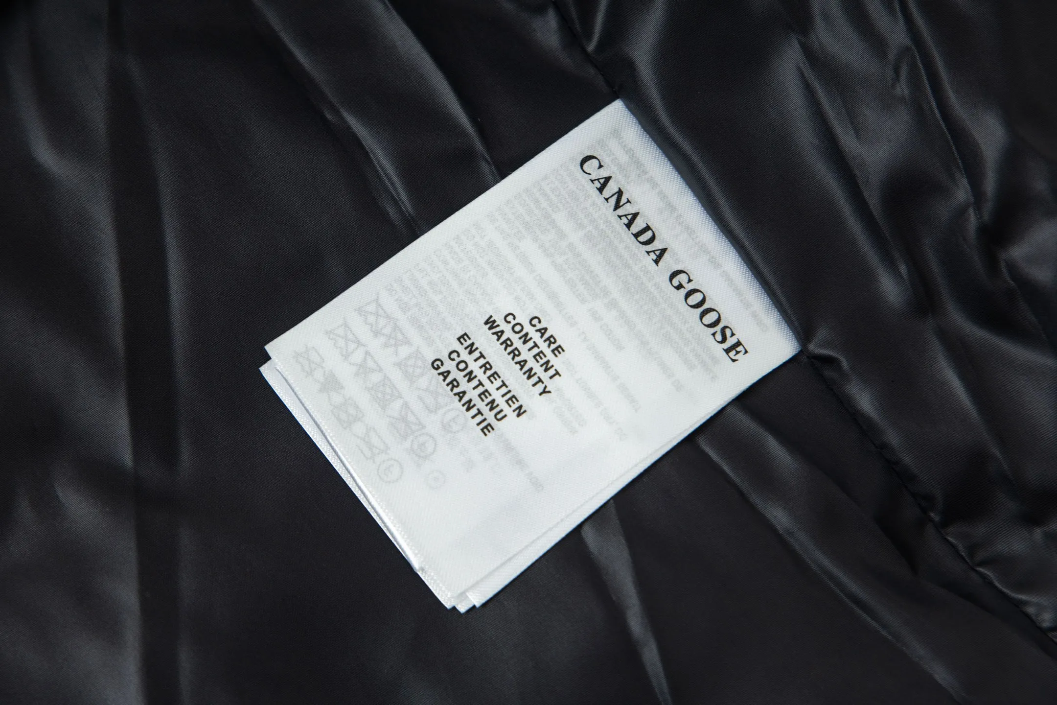 P360 Canada Goose/Canada Goose Black Label #Freestyle Crew 4151mb men's and women's vest down ➖ Imported Behringer embroidery machine customized 10,000-needle embroidery label! ➖ Imported 21-count polyester-cotton blended original fabric, using Feather-Light 10D waterproof coating fabric, made of 84.5% polyester fiber and 15.5% cotton, 100% the best feel in the entire network! ➖ The genuine official website uses the national standard 80 white duck down, and will never be misled by false claims such as 90 down or goose down! ➖ 100% nylon nylon lining with double double-layer sealing design to prevent velvet from running away. Top-grade polar fleece is used in the collar and pockets to keep warm and comfortable! ➖ Yoshida YKK provides original custom-made electroplated sliders. YKK two-way lockable zippers are tight and smooth and will not peel off paint! ➖ 3M composite original Velcro is durable, and all accessories and hardware are disassembled and customized! ⛔No slander, no exaggeration, no need for too much copywriting, because it is focused, it is professional!  SIZE: XS S M L XL XXL
